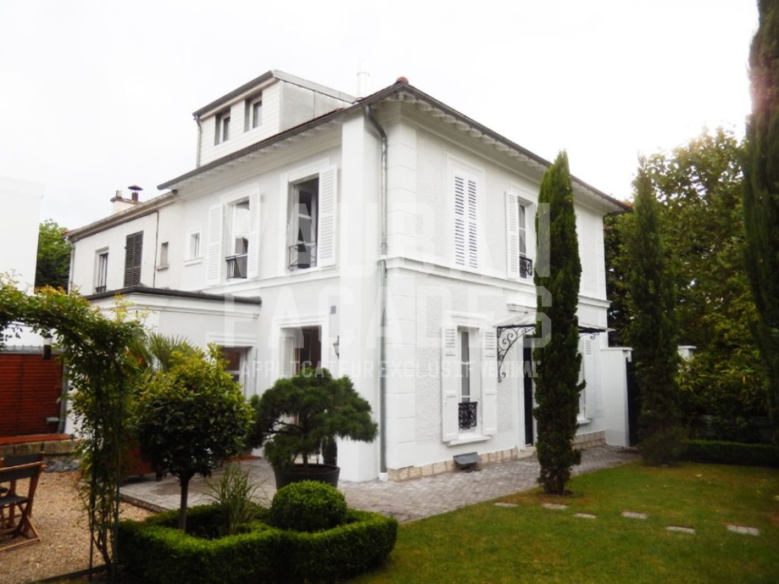 Maison blanche avec façades Vauban et jardin bien entretenu
