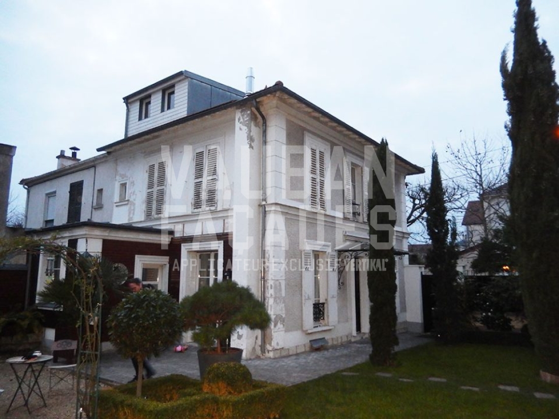 Façades de maison Vauban avec fenêtres et jardin