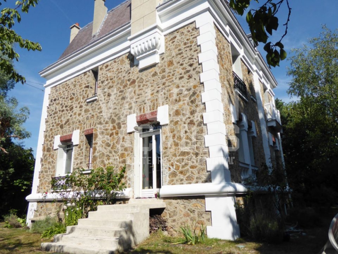 Rénovation des façades d’un hôtel particulier à la Mansart 1910 en pierre Meulière après