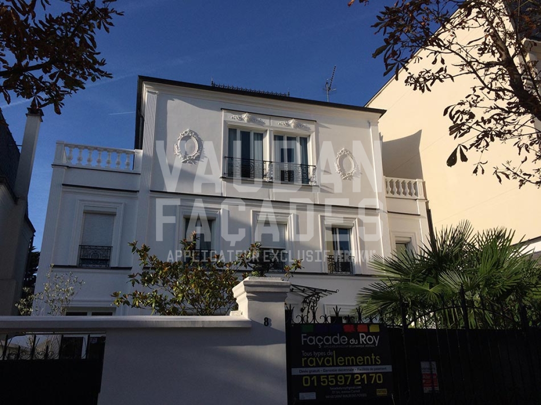 Façade de bâtiment blanc avec balcons et ravalement Vauban Façades