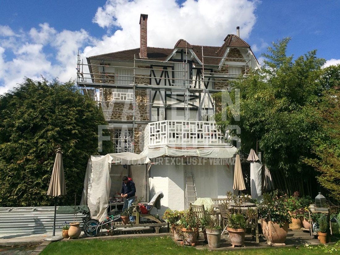 Maison en rénovation avec échafaudage façade Vauban