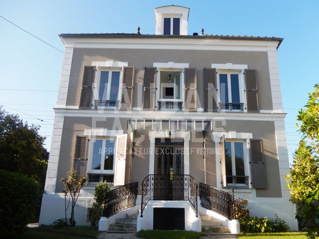 Maison de style Vauban avec façades élégantes et balcons en fer forgé.