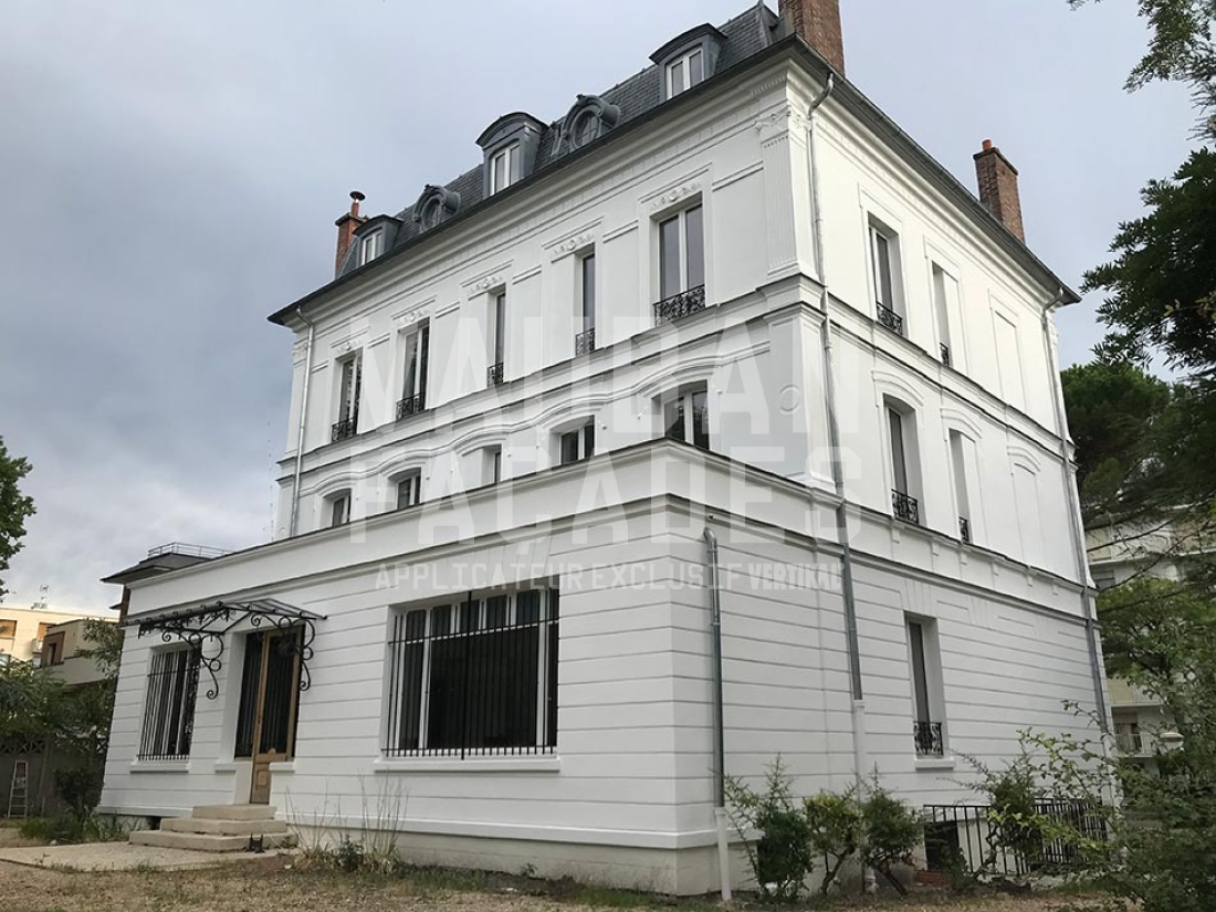 Façade blanche de la Maison Vauban avec plusieurs fenêtres et portes