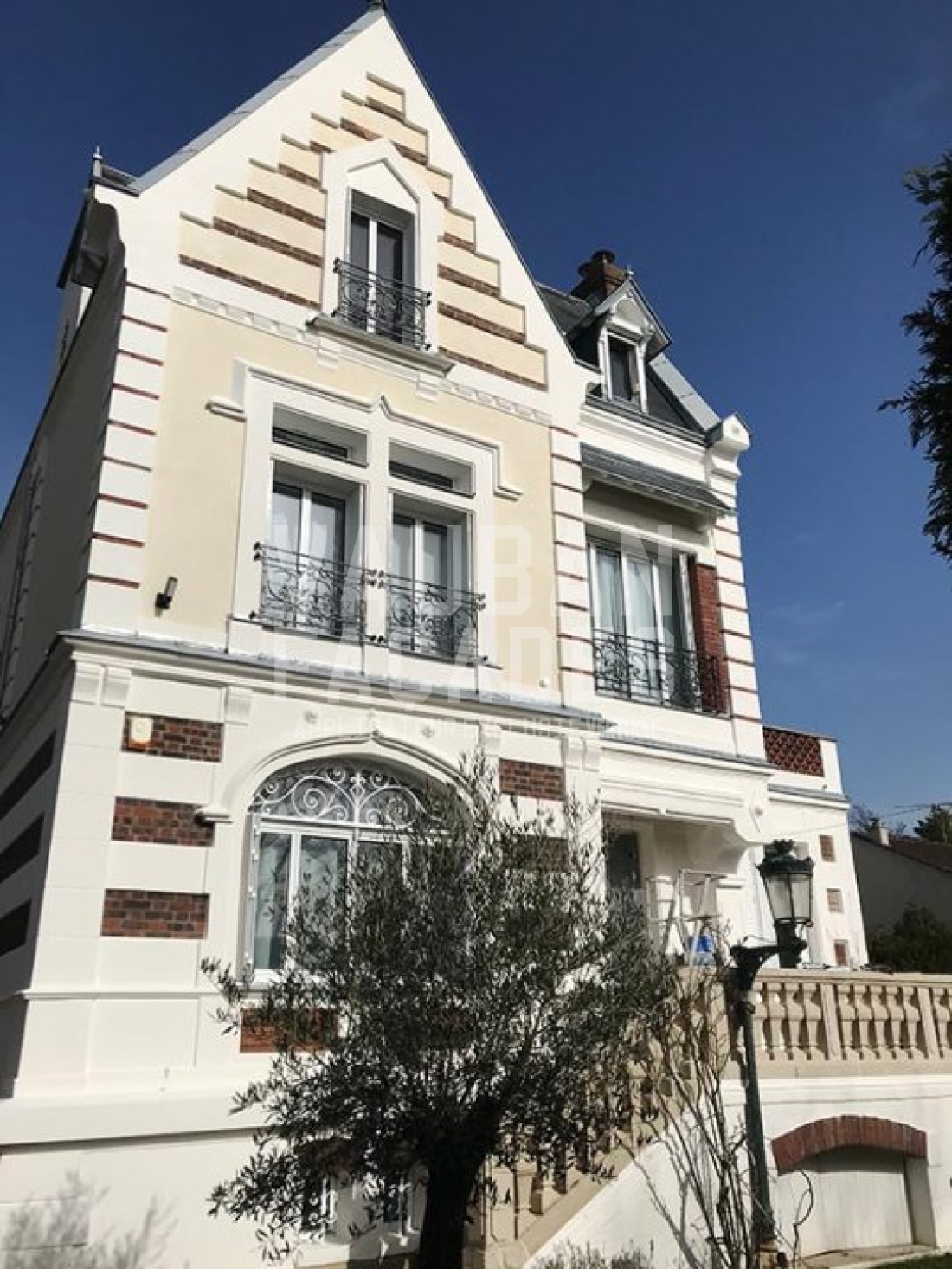 Façade de maison Vauban avec détails architecturaux