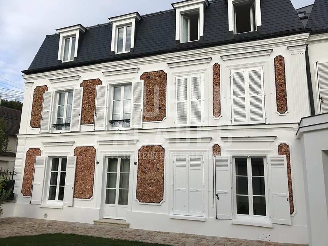 Façade blanche avec encadrements Vauban Façades et volets en bois fermés