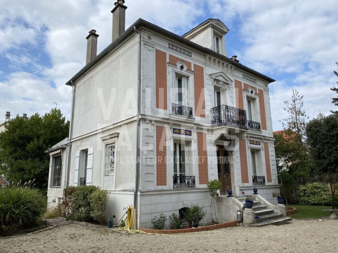 Maison à façades en brique et pierre blanche inspirées de l'architecture Vauban